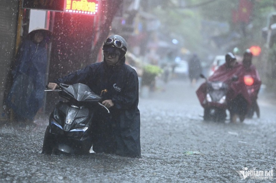 Northern Vietnam is experiencing a new round of heavy rainfall, with authorities warning of possible flooding in low-lying areas. Photo: Thach Thao.