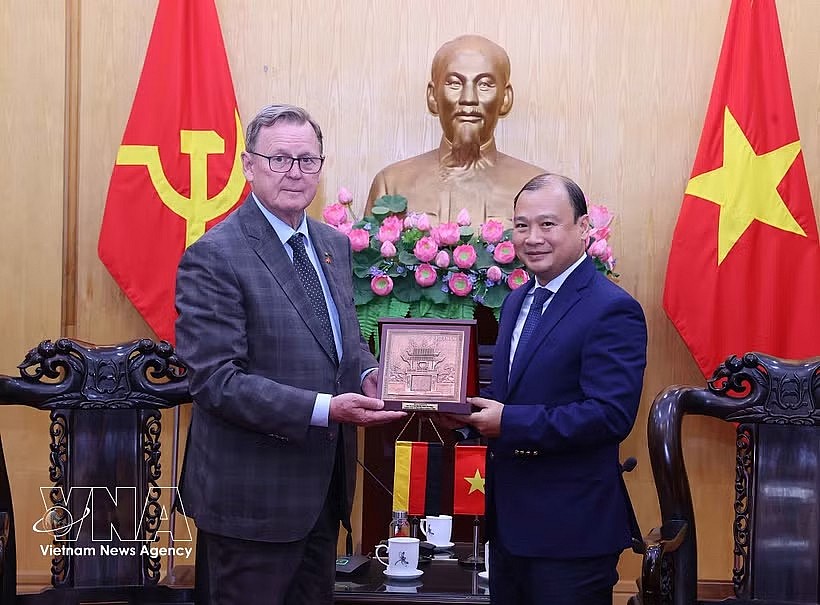 Standing Vice President of the Ho Chi Minh National Academy of Politics Le Hai Binh presents a gift to Bodo Ramelow, Vice President of the German Bundestag. (Photo: VNA)