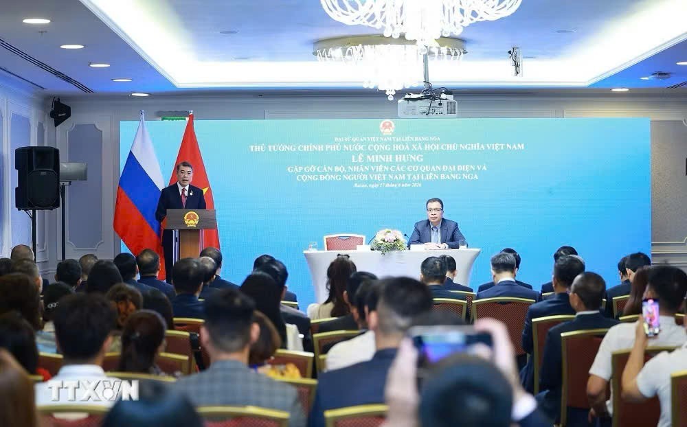 Prime Minister Le Minh Hung Meets Vietnamese Community in Russia