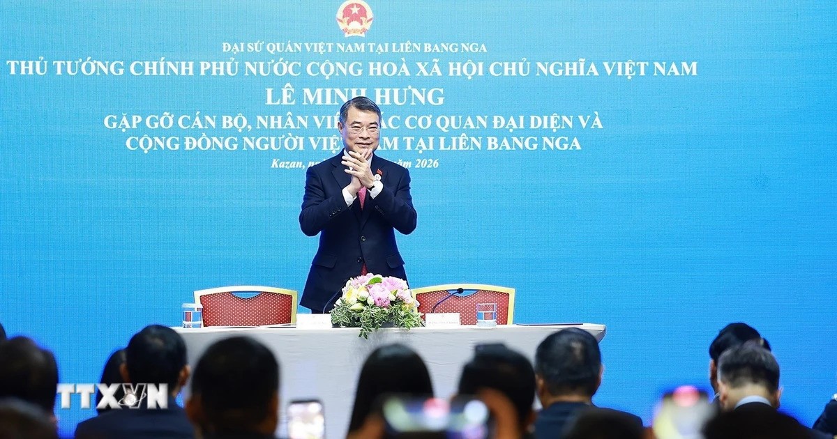 Prime Minister Le Minh Hung meets staff of Vietnamese representative agencies and members of the Vietnamese community in the Russian Federation. (Photo: Duong Giang/VNA)