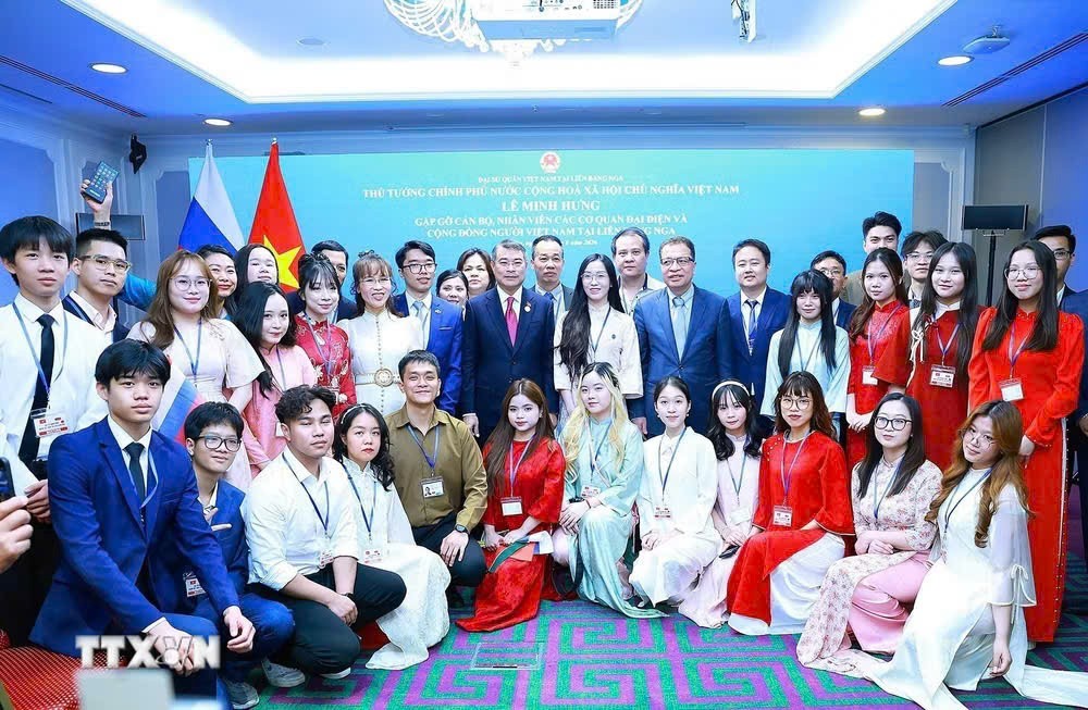 Prime Minister Le Minh Hung Meets Vietnamese Community in Russia
