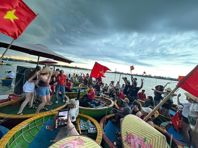 American Tourist Delighted by Act of Kindness from Boatman in Hoi An