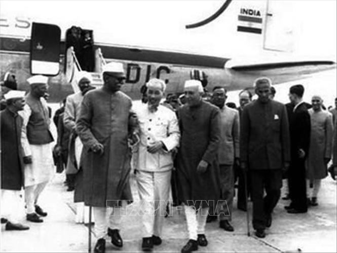 President Ho Chi Minh at New Delhi Airport during his friendship visit to India on February 4, 1958. (Documentary Photo) President Ho Chi Minh at New Delhi Airport during his friendship visit to India on February 4, 1958. (Documentary Photo)