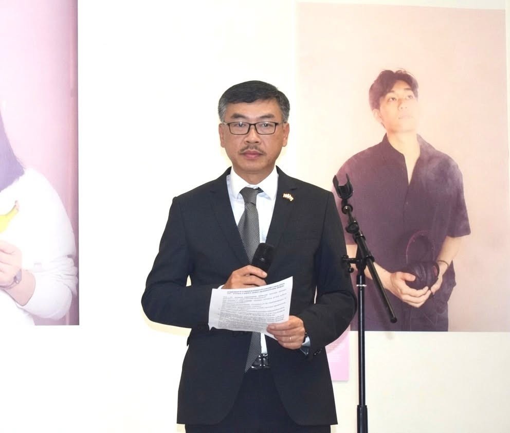 Vietnamese Ambassador to the Czech Republic Duong Hoai Nam speaks at the exhibition. (Photo: Embassy of Vietnam in the Czech Republic) Vietnamese Ambassador to the Czech Republic Duong Hoai Nam speaks at the exhibition. (Photo: Embassy of Vietnam in the Czech Republic)