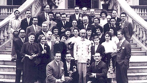 President Ho Chi Minh poses for a commemorative photo with international friends. (Documentary Photo) President Ho Chi Minh poses for a commemorative photo with international friends. (Documentary Photo)
