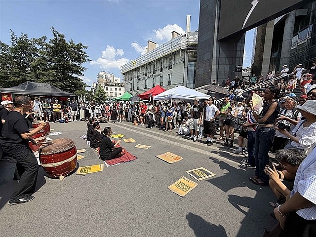 A large crowd gathers at Place de la Bastille in Paris on Saturday in solidarity with the victims of Agent Orange/dioxin and chlordecone pesticide contamination. Photo: VNA/VNS