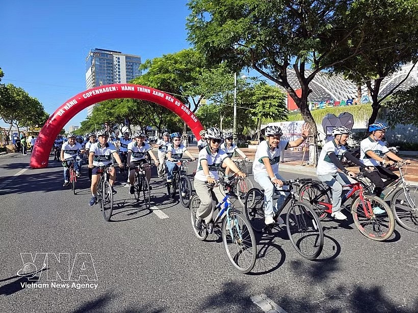 Delegates take part in a cycling event to promote a green lifestyle message. (Photo: VNA)