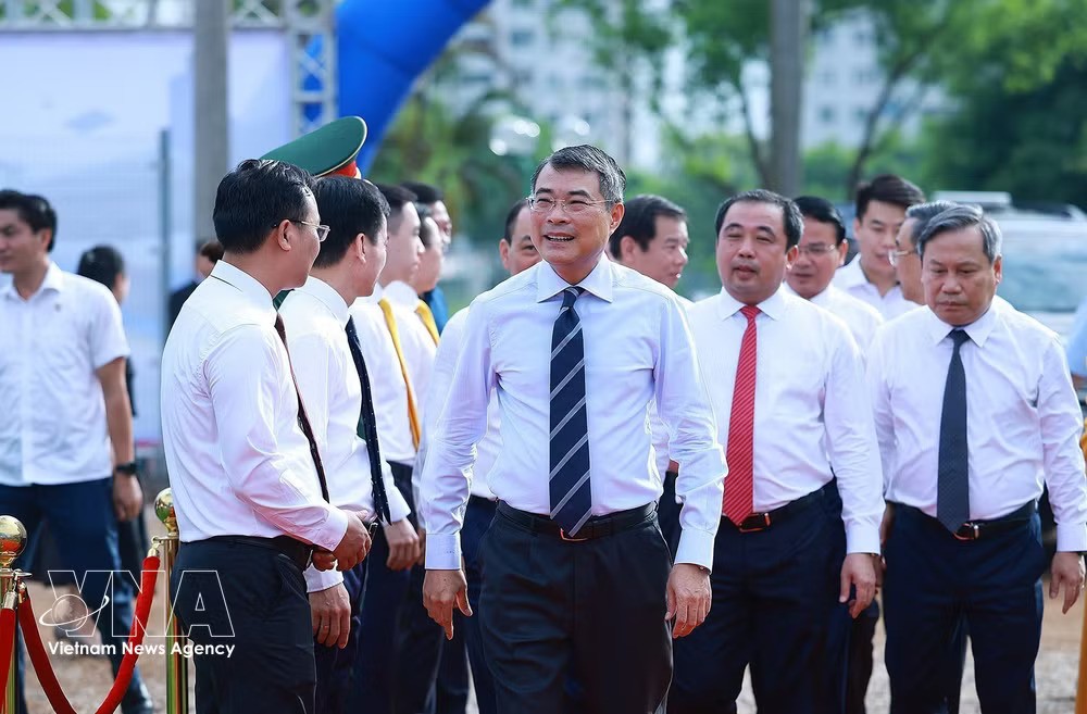 Prime Minister Le Minh Hung (C) and other delegates at the ground-breaking ceremony of the three large-scale rental housing projects and five metro line projects in Hanoi. (Photo: VNA) Prime Minister Le Minh Hung (C) and other delegates at the ground-breaking ceremony of the three large-scale rental housing projects and five metro line projects in Hanoi. (Photo: VNA)