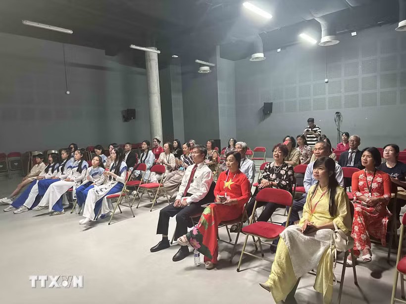 Numerous teachers and students from across Europe attended the commemorative ceremony and participated in the forum. (Photo: Ngoc Hiep/VNA)