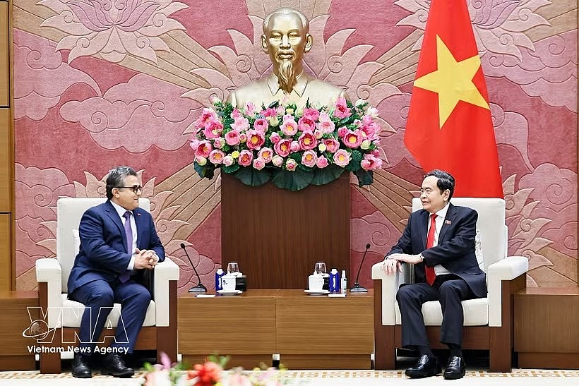 National Assembly Chairman Tran Thanh Man (R) receives Palestinian Ambassador to Vietnam Saadi Salama. (Photo: VNA)