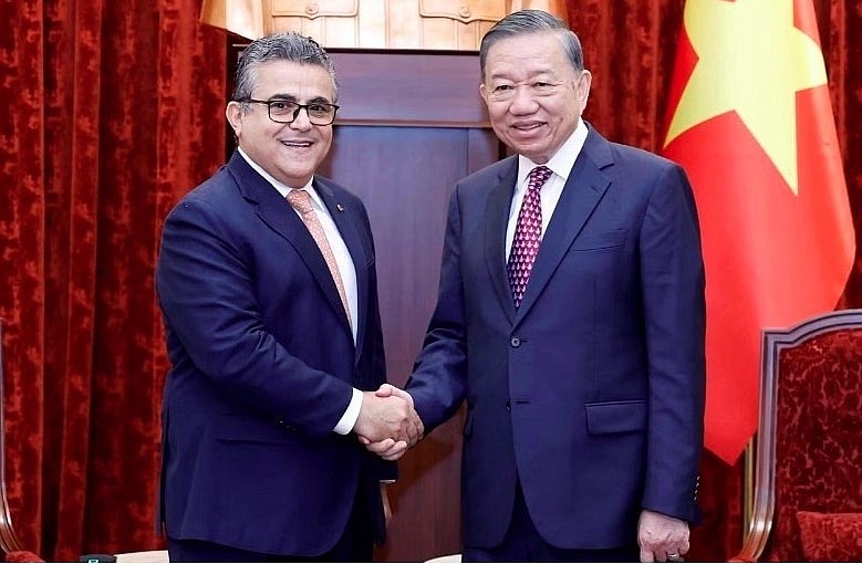  Party General Secretary and State President To Lam and Palestinian Ambassador to Vietnam Saadi Salama.