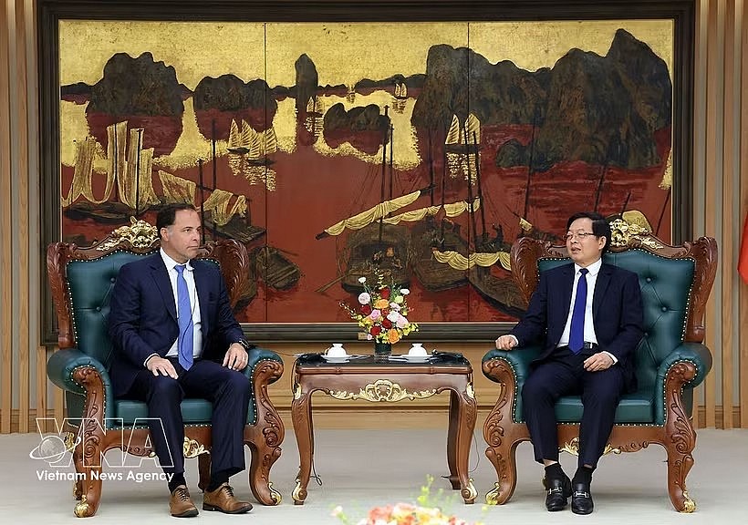 Deputy Prime Minister Ho Quoc Dung (R) receives Jeff Place, Chief Supply Chain Officer of Coherent Corp. (Photo: VNA)