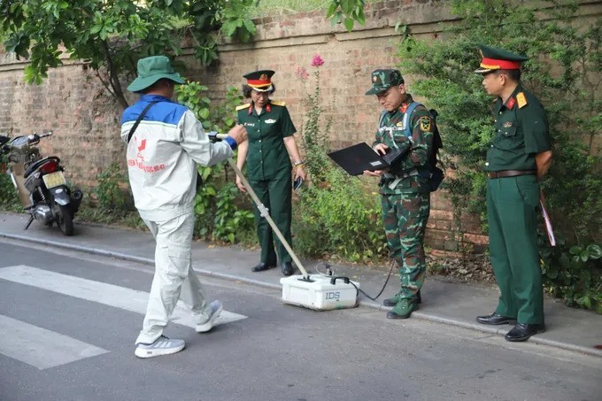 Ground-penetrating radar surveys suspected mass grave sites within the Hue Imperial Citadel. (Photo: Saigon Giai Phong Newspaper)