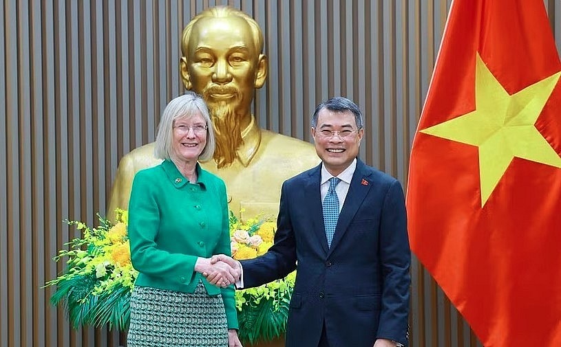 Prime Minister Le Minh Hung receives Australian Ambassador to Vietnam Gillian Bird (Photo: VNA)