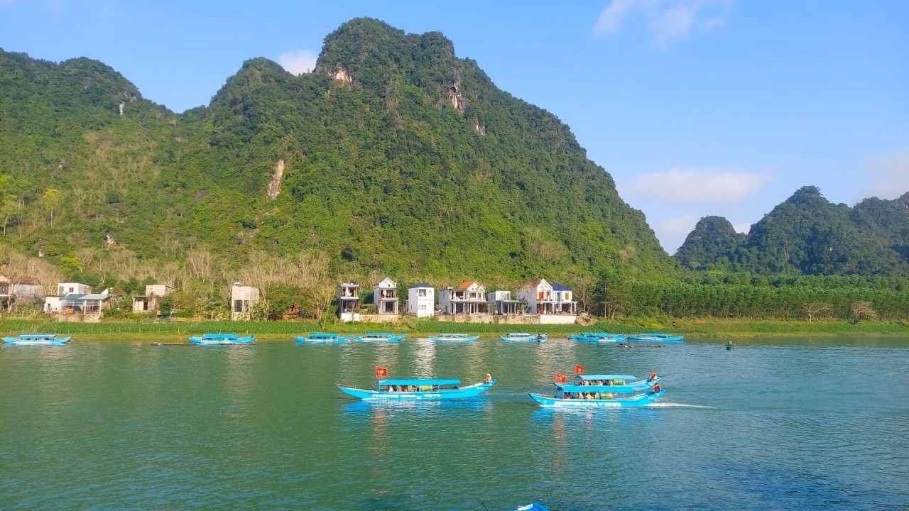 Boats transport visitors to Phong Nha Cave (Photo: People's Newspaper)