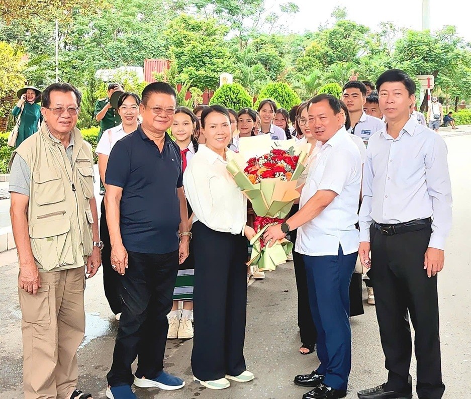 Students from Nguyen Du Lao-Vietnamese Bilingual School Learn about Vietnamese Culture and History