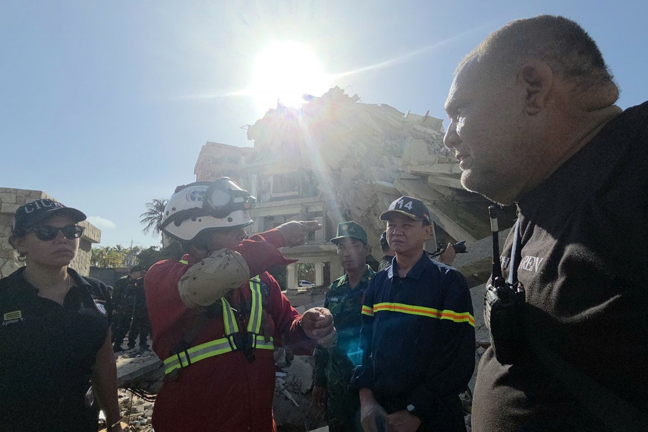 The Vietnamese delegation is coordinating with local rescue teams and international rescue missions in the search for missing people. (Photo: Ministry of Public Security)