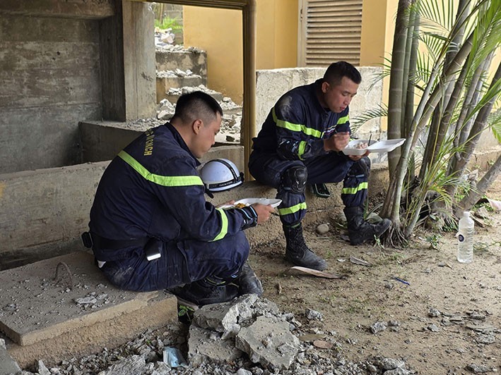 Vietnamese Public Security officers take a short break for a meal during the mission. (Photo: Ministry of Public Security)