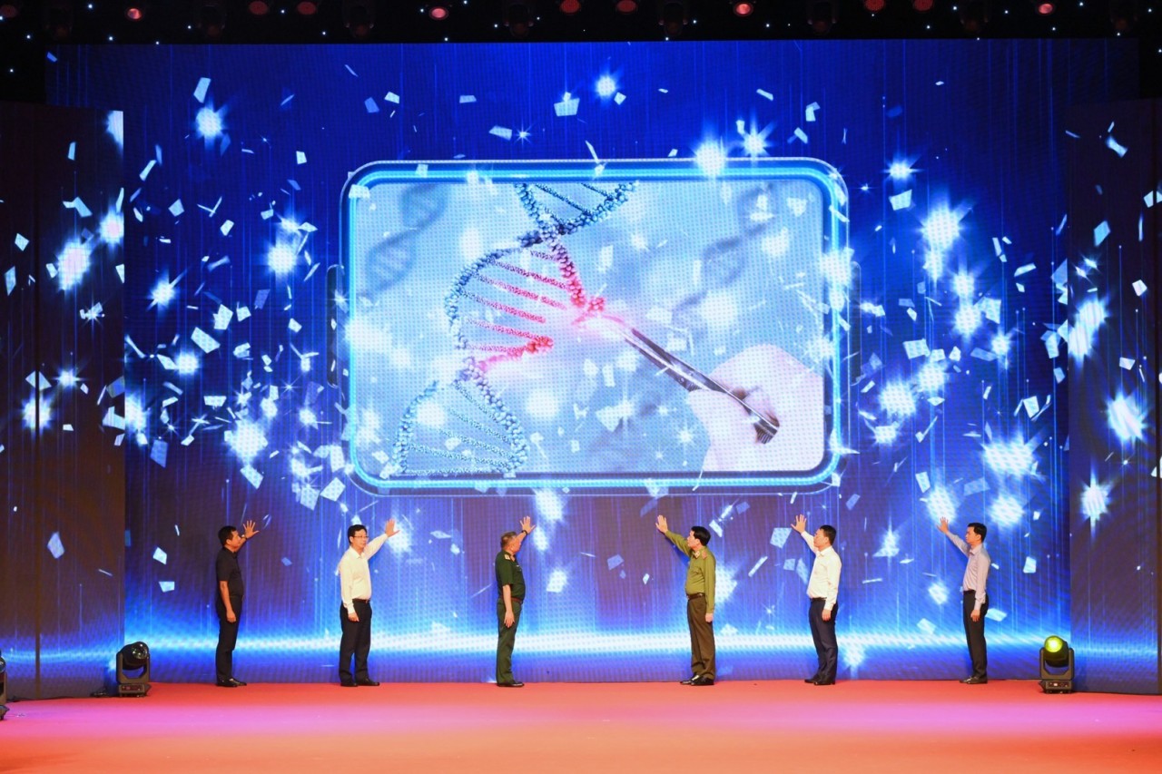 Delegates take part in a commitment ceremony to fulfill the goals of the New Advances in DNA Technology for Identifying Fallen Soldiers