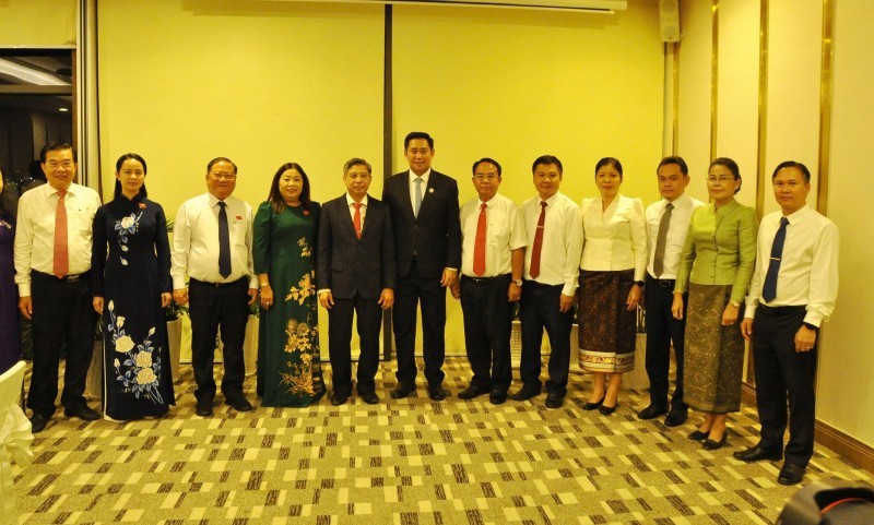 Dong Van Thanh (left) presents a commemorative gift to Alounxay Sounnalath. (Photo: HV)