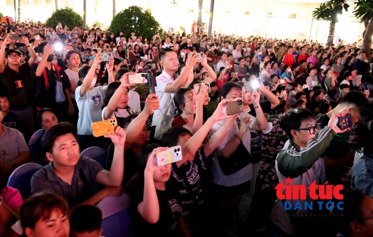 Spectators were captivated by a stunning light and technology show highlighting the 50-year journey of Ho Chi Minh City's development. (Photo: VNA)