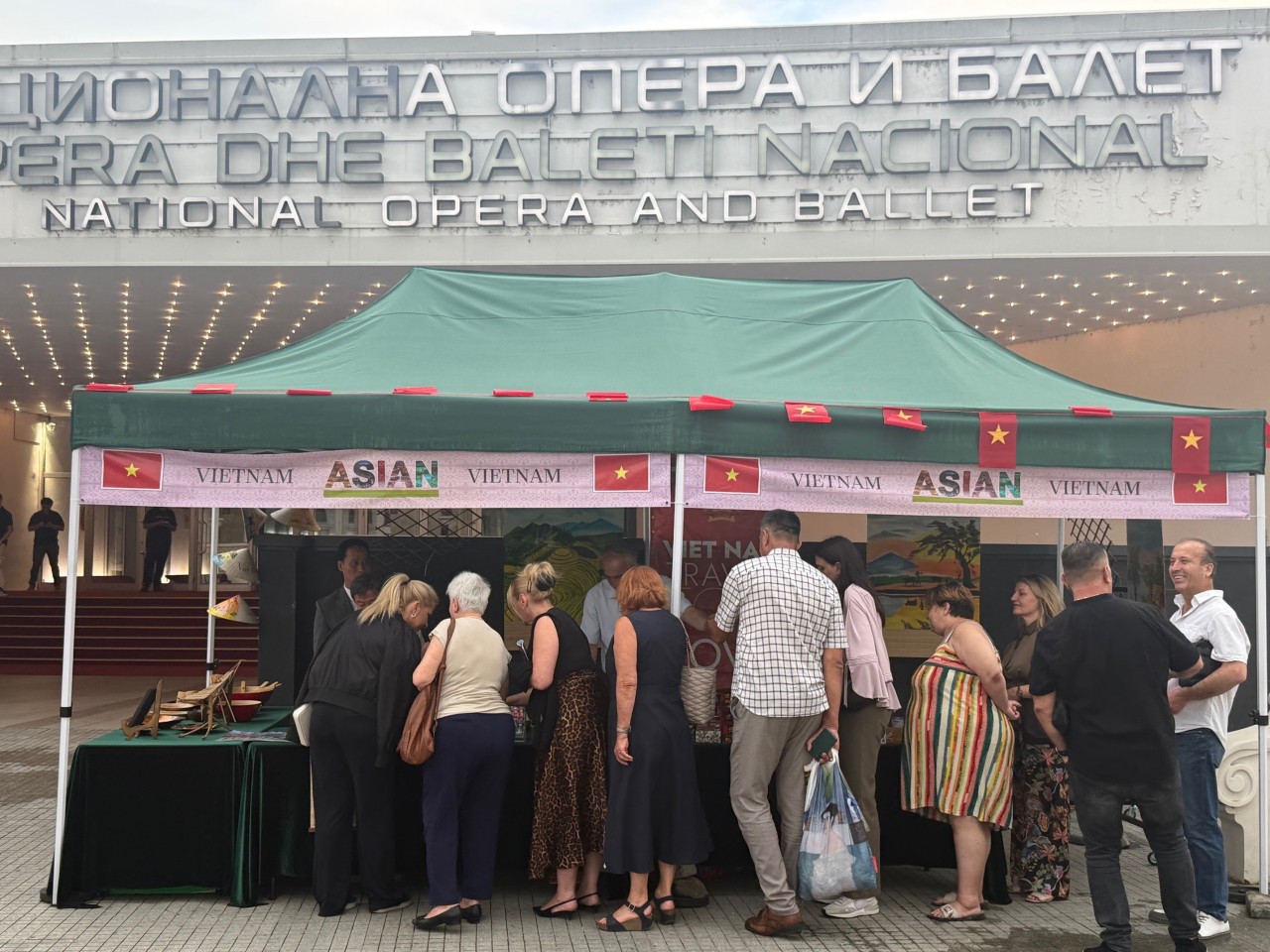 Vietnam's promotional booth attracts a large number of visitors. (Photo: Embassy of Vietnam in Bulgaria) Vietnam's promotional booth attracts a large number of visitors. (Photo: Embassy of Vietnam in Bulgaria)