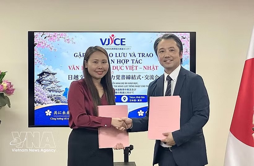 Representatives of the Vietnam – Japan Centre for Cultural and Educational Cooperation Promotion (VJCE) and the Aoyama School of Japanese exchange the signed agreement at the Vietnamese Embassy in Japan on July 3. (Photo: VNA) Representatives of the Vietnam – Japan Centre for Cultural and Educational Cooperation Promotion (VJCE) and the Aoyama School of Japanese exchange the signed agreement at the Vietnamese Embassy in Japan on July 3. (Photo: VNA)