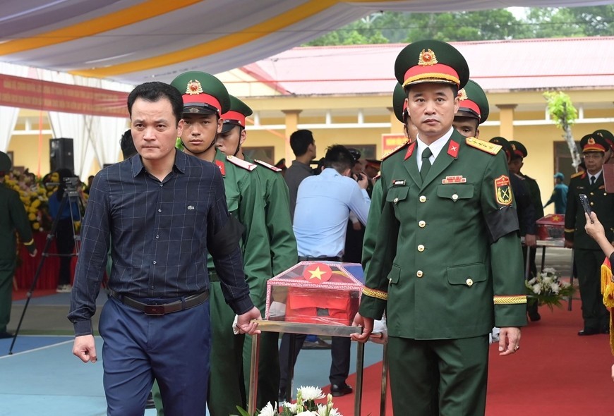 Leaders of Lao Cai Province and the Lao Cai Provincial Military Command conduct the relocation of the remains of fallen heroes, June 2026. (Photo: Vietnam Navy Newspaper) Leaders of Lao Cai Province and the Lao Cai Provincial Military Command conduct the relocation of the remains of fallen heroes, June 2026. (Photo: Vietnam Navy Newspaper)