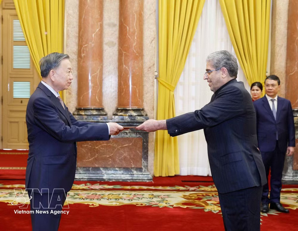 Party General Secretary and State President To Lam welcomes Iranian Ambassador Akbar Ghasemi Ali Abadi in Hanoi on July 6.﻿ (Photo: VNA)