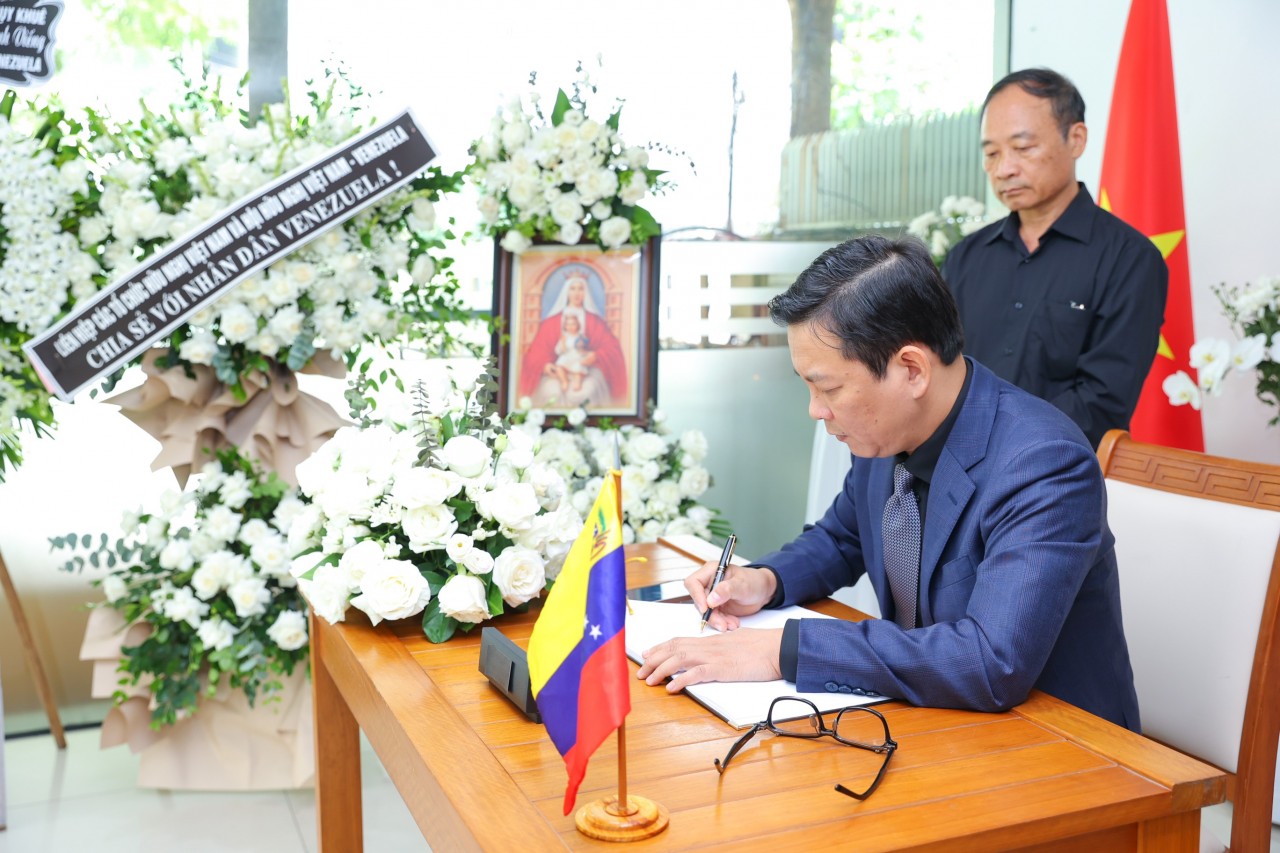 Viet Nam Union of Friendship Organizations Signs Condolence Book in Memory of Venezuela Earthquake Victims Viet Nam Union of Friendship Organizations Signs Condolence Book in Memory of Venezuela Earthquake Victims