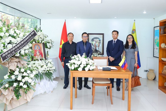 Viet Nam Union of Friendship Organizations Signs Condolence Book in Memory of Venezuela Earthquake Victims