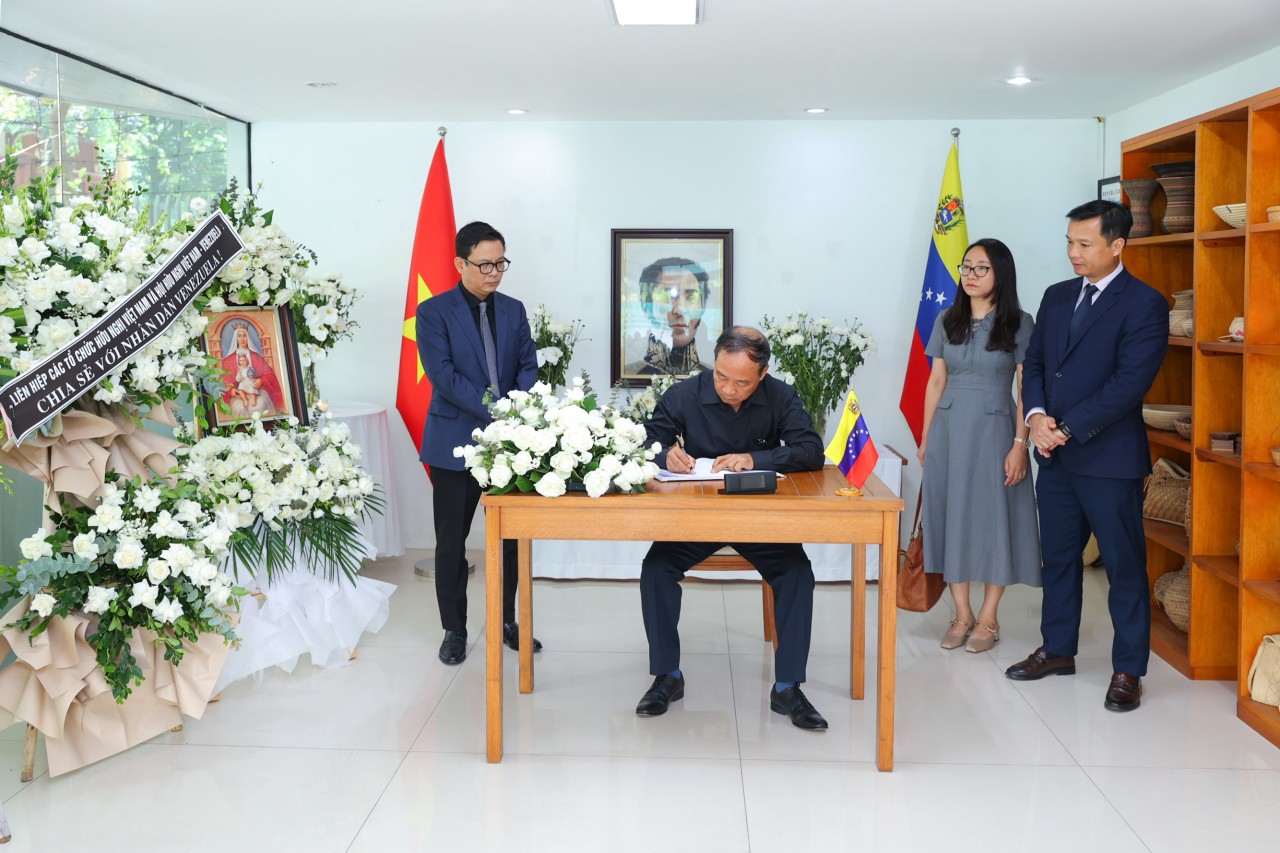 Viet Nam Union of Friendship Organizations Signs Condolence Book in Memory of Venezuela Earthquake Victims Viet Nam Union of Friendship Organizations Signs Condolence Book in Memory of Venezuela Earthquake Victims