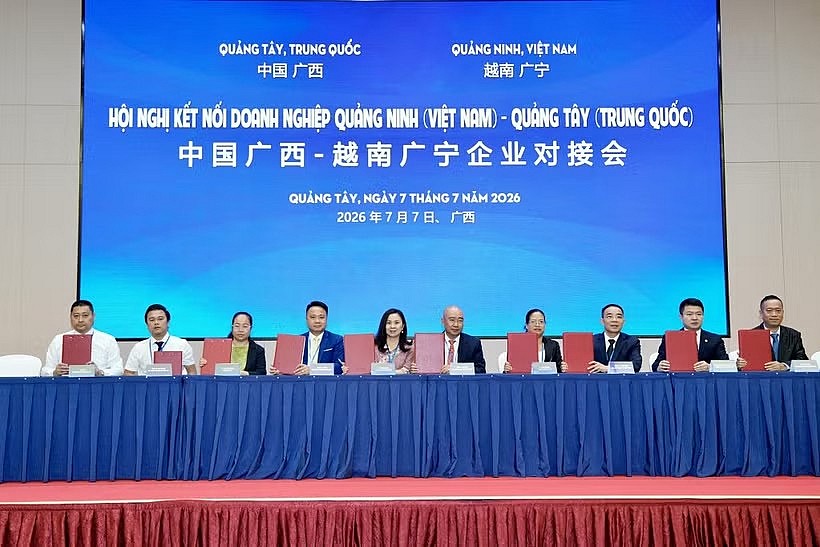 On the sidelines of the conference, 11 memoranda of understanding (MoUs), cooperation agreements, and commercial contracts were signed between businesses from Vietnam's Quang Ninh Province and China's Guangxi Zhuang Autonomous Region. (Photo: baoquangninh.vn) On the sidelines of the conference, 11 memoranda of understanding (MoUs), cooperation agreements, and commercial contracts were signed between businesses from Vietnam's Quang Ninh Province and China's Guangxi Zhuang Autonomous Region. (Photo: baoquangninh.vn)