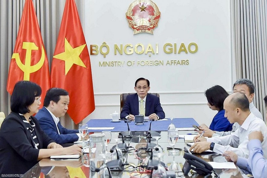 Vietnamese Deputy Prime Minister and Minister of Foreign Affairs Le Hoai Trung and other Vietnamese diplomats during a phone conversation on July 8 with Mexican Secretary of Foreign Affairs Roberto Velasco Álvarez. (Photo: MOFA) Vietnamese Deputy Prime Minister and Minister of Foreign Affairs Le Hoai Trung and other Vietnamese diplomats during a phone conversation on July 8 with Mexican Secretary of Foreign Affairs Roberto Velasco Álvarez. (Photo: MOFA)