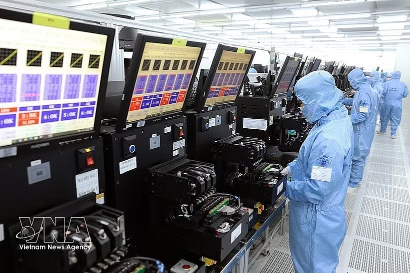 Workers on a production line manufacturing camera modules and electronic components for export at a factory of MCNEX VINA Co., Ltd.. of the Republic of Korea in Phuc Son Industrial Park, Ninh Binh province. (Photo: VNA) Workers on a production line manufacturing camera modules and electronic components for export at a factory of MCNEX VINA Co., Ltd.. of the Republic of Korea in Phuc Son Industrial Park, Ninh Binh province. (Photo: VNA)