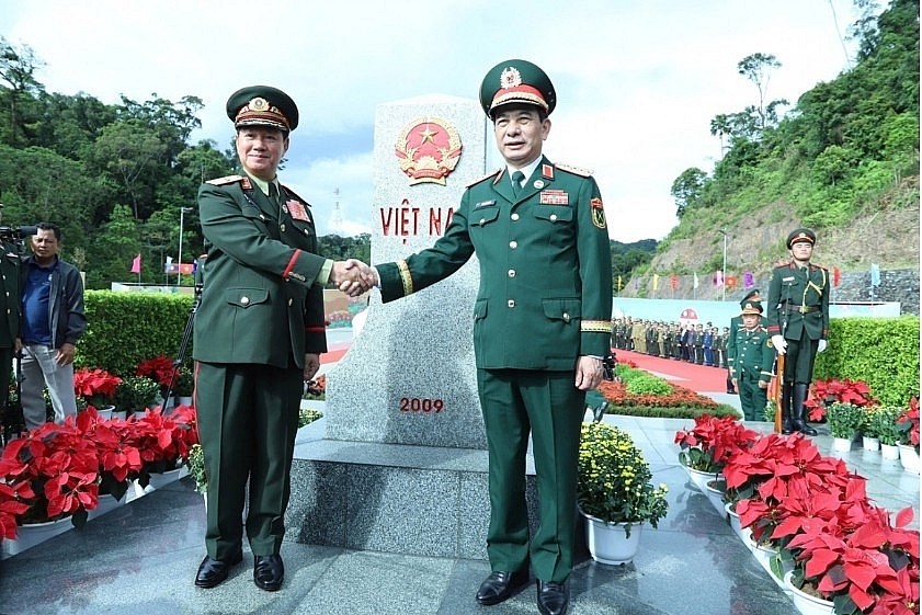 Vietnamese and Lao defence ministers at Border Marker No. 460 Vietnamese and Lao defence ministers at Border Marker No. 460