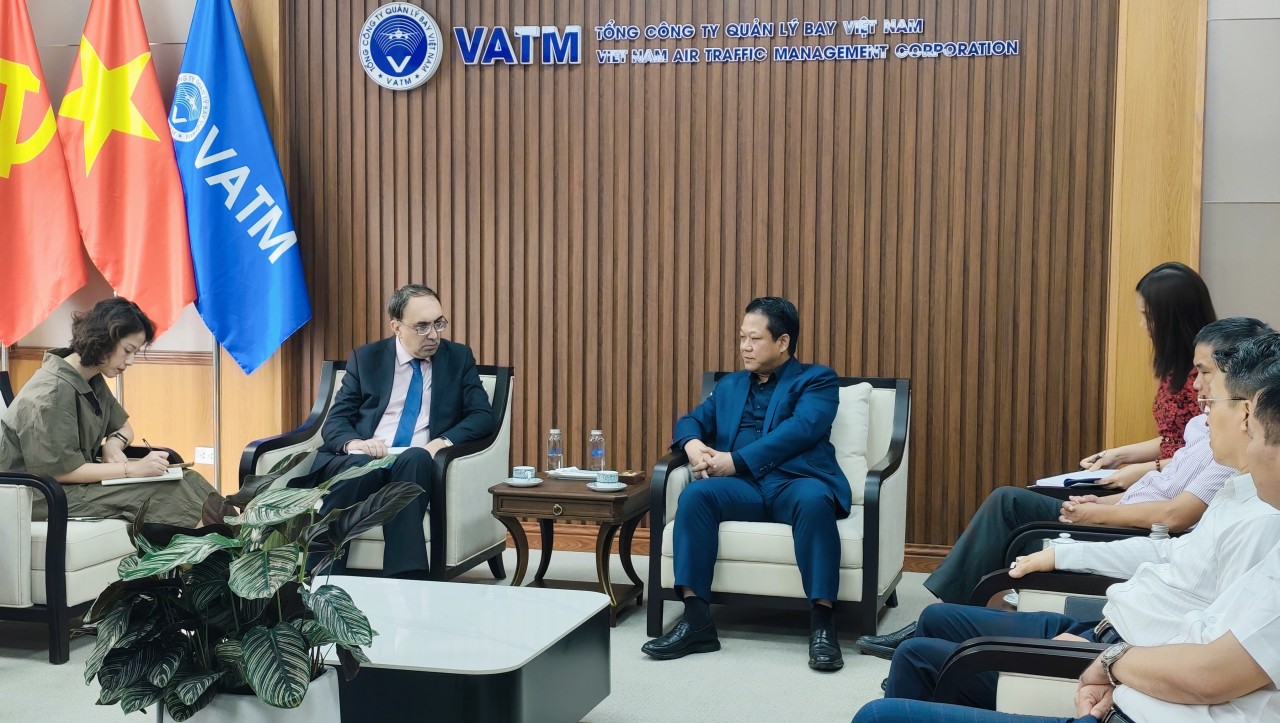 Meeting between Ambassador Extraordinary and Plenipotentiary of the Republic of Armenia to Vietnam Suren Baghdasaryan and Le Hoang Minh, Chairman of the Vietnam Aviation Business Association. (Photo: Bach Duong) Meeting between Ambassador Extraordinary and Plenipotentiary of the Republic of Armenia to Vietnam Suren Baghdasaryan and Le Hoang Minh, Chairman of the Vietnam Aviation Business Association. (Photo: Bach Duong)