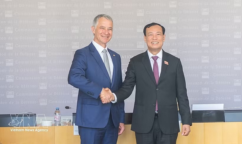 Chairman of the National Assembly's Committee for National Defence, Security and Foreign Affairs Le Tan Toi (R) meets with Jean-Michel Jacques, Chairman of the French National Assembly's National Defence and Armed Forces Committee. (Photo: VNA) Chairman of the National Assembly's Committee for National Defence, Security and Foreign Affairs Le Tan Toi (R) meets with Jean-Michel Jacques, Chairman of the French National Assembly's National Defence and Armed Forces Committee. (Photo: VNA)