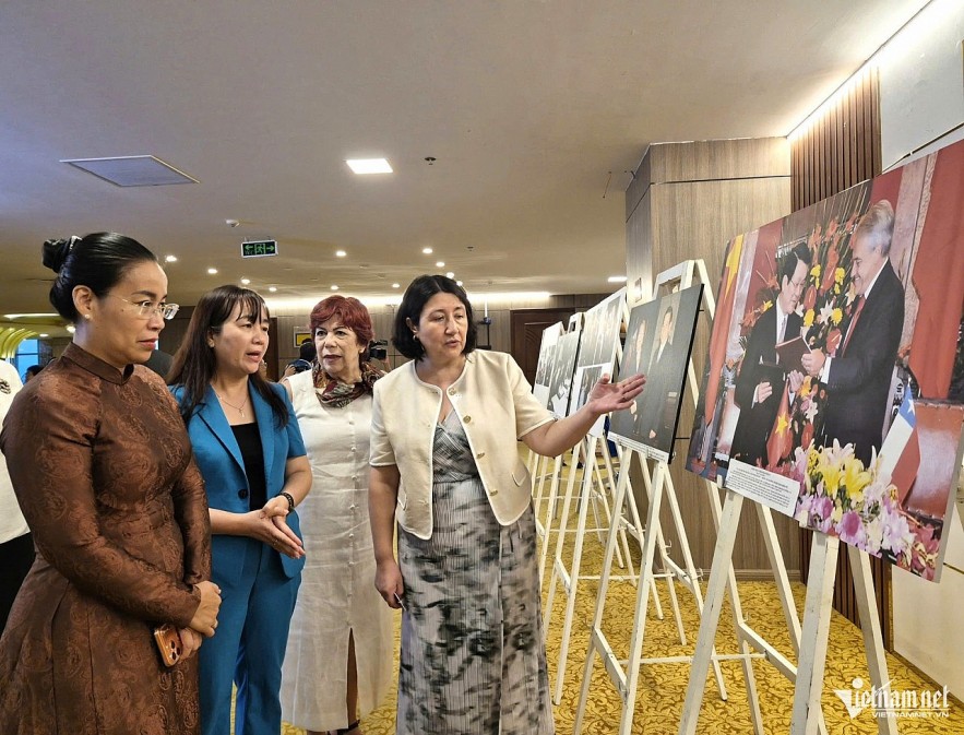 Delegates visit a photo exhibition highlighting 55 years of diplomatic relations between Vietnam and Chile.