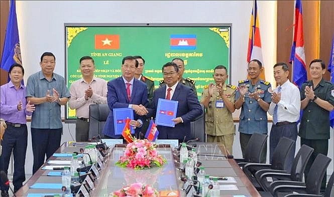 Vietnam Receives 14 Remains of Volunteer Soldiers and Experts from Cambodia