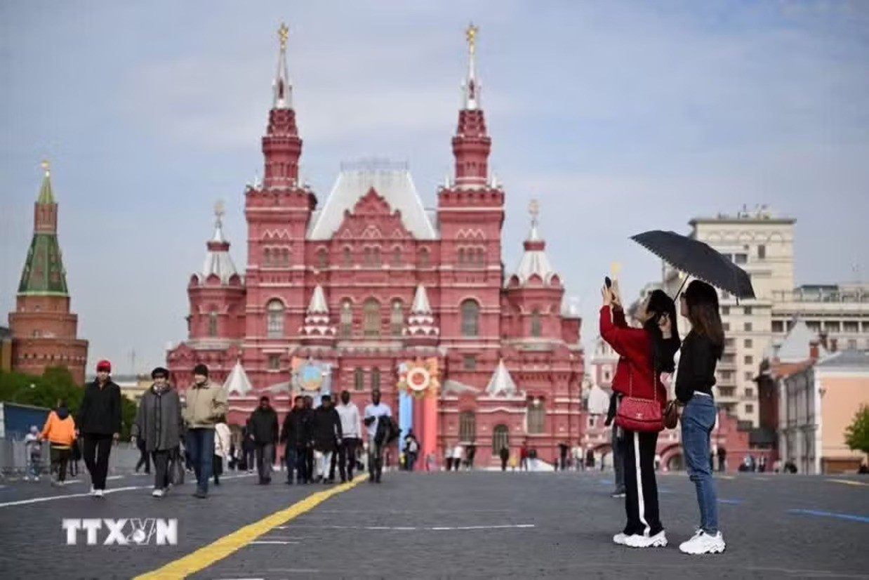 Tourists visit Red Square in Moscow, Russia. (Photo: AFP/VNA) Tourists visit Red Square in Moscow, Russia. (Photo: AFP/VNA)