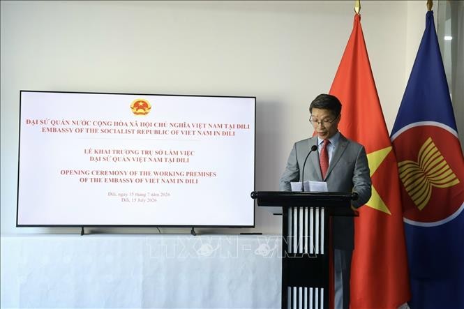Chargé d'Affaires Phạm Bình Đàm speaks at the inauguration ceremony of the Embassy headquarters in Dili. (Photo: VNA)