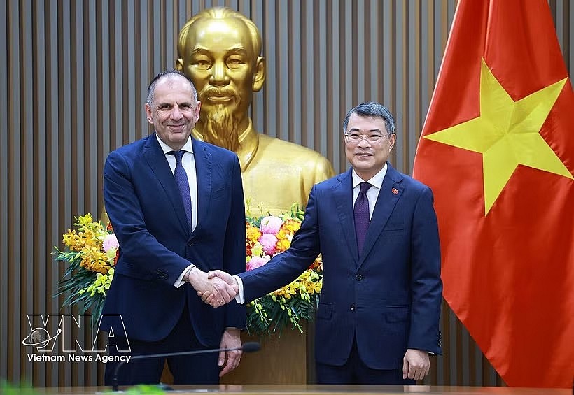 Prime Minister Le Minh Hung (R) receives Greek Minister of Foreign Affairs George Gerapetritis in Hanoi on July 17. (Photo: VNA)