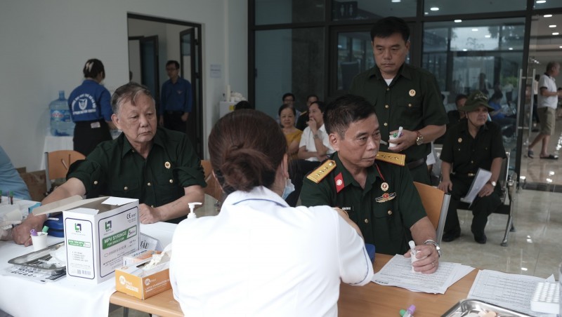 Hanoi Steps Up Care for People with Meritorious Service