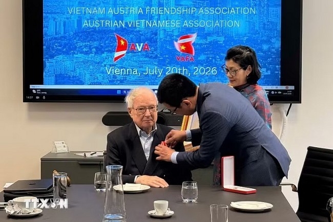 Friendship Order Conferred on Peter Jankowitsch and Austria-Vietnam Society
