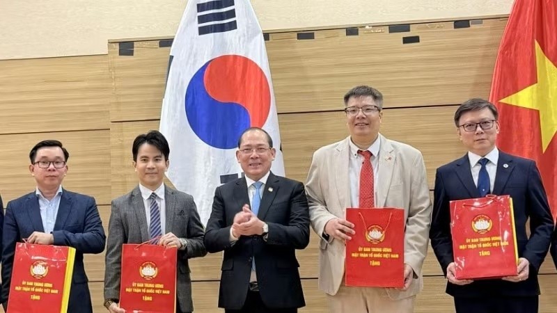 Vice President of the Central Committee of the Vietnam Fatherland Front Hoang Cong Thuy presents gifts to representatives of the Vietnam–Korea Business and Investment Association and the Vietnam–Korea Experts and Intellectuals Association. (Photo: VKBIA)