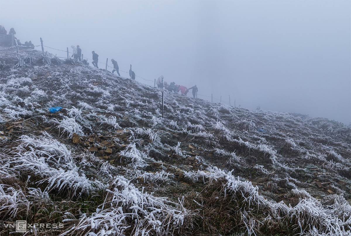 Northern Vietnam’s mountainous provinces blanketed in frost and snow, video
