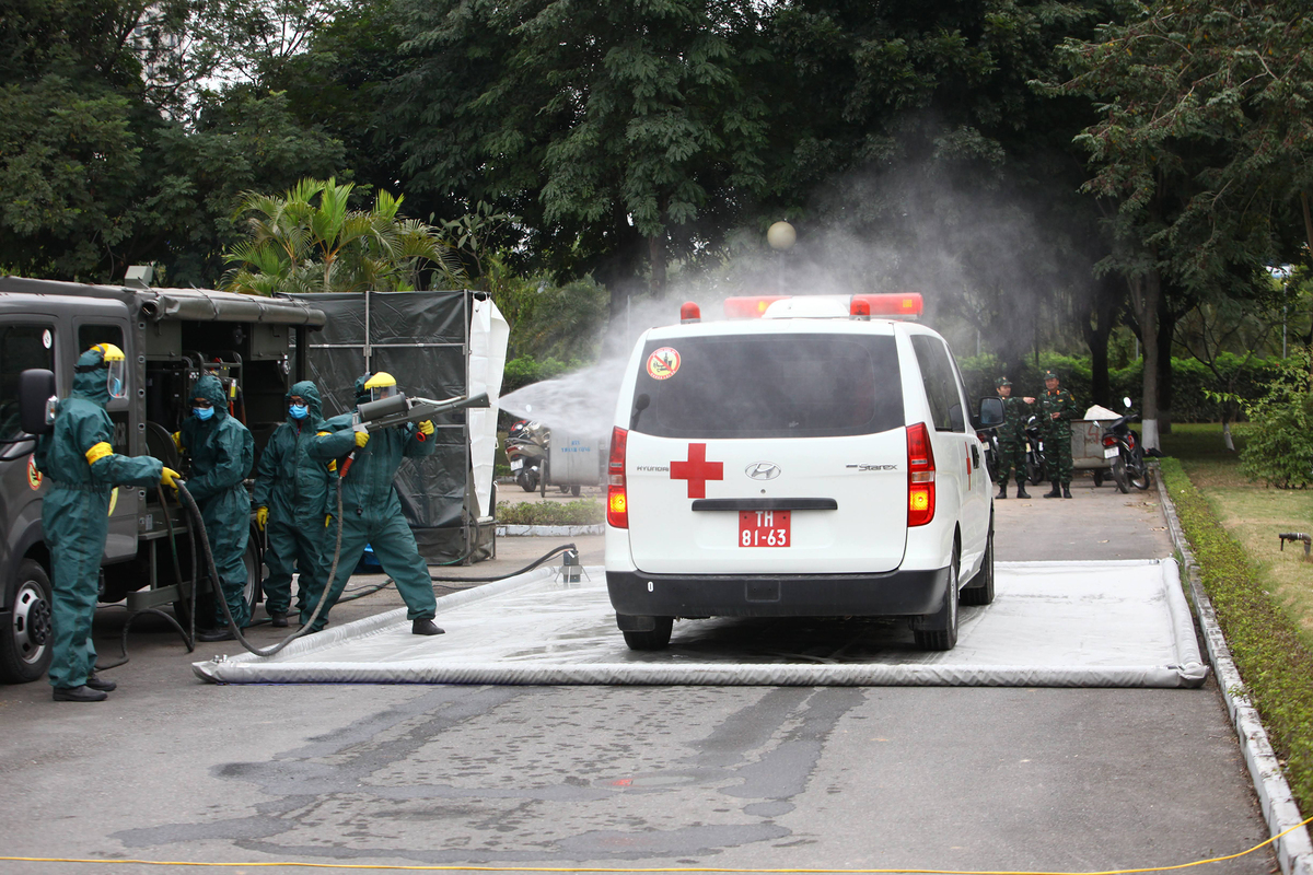 Medical forces conduct drill to serve 13th National Party Congress