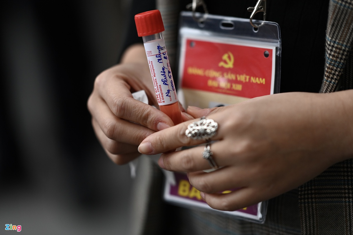Photos: Reporters and staff at 13th National Party Congress tested for COVID-19