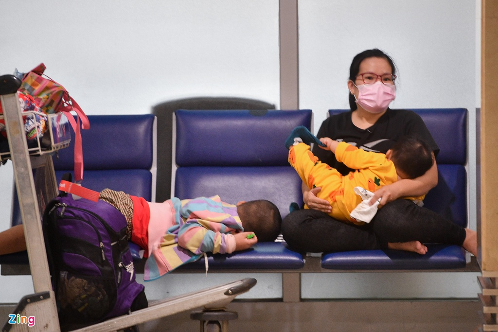 Photo: Passengers leave Tan Son Nhat Airport for Tet holiday early over Covid-19 concern